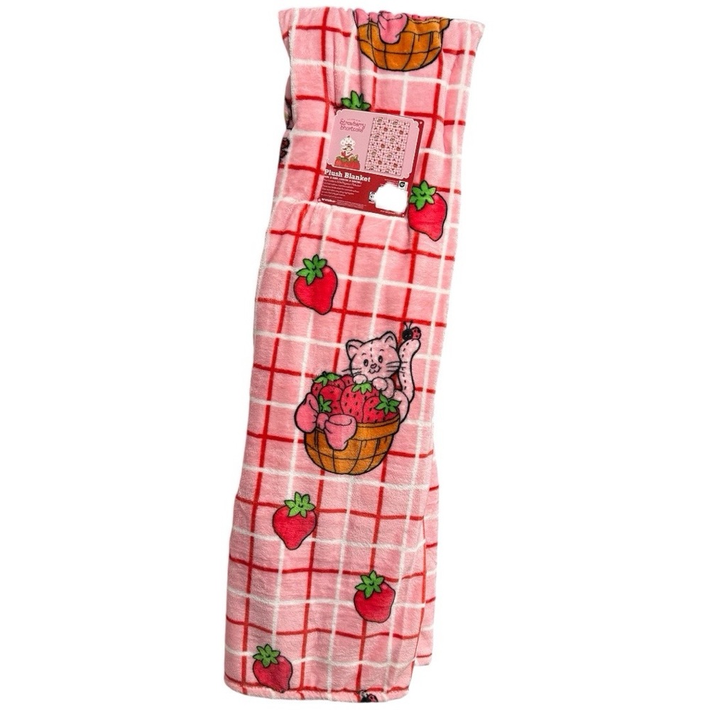 Custard Strawberry Shortcake Plush Throw Blanket